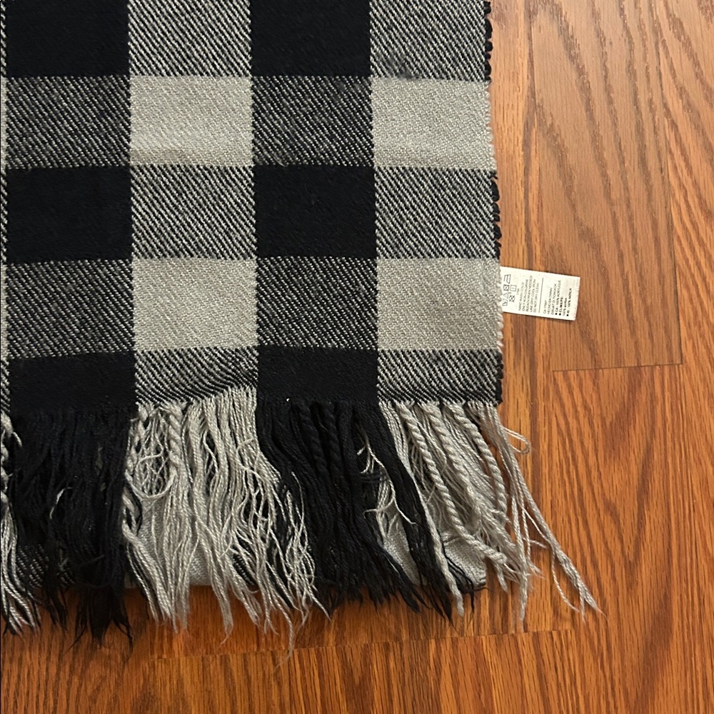 Old Navy Men’s Scarf - Picture 2 of 7